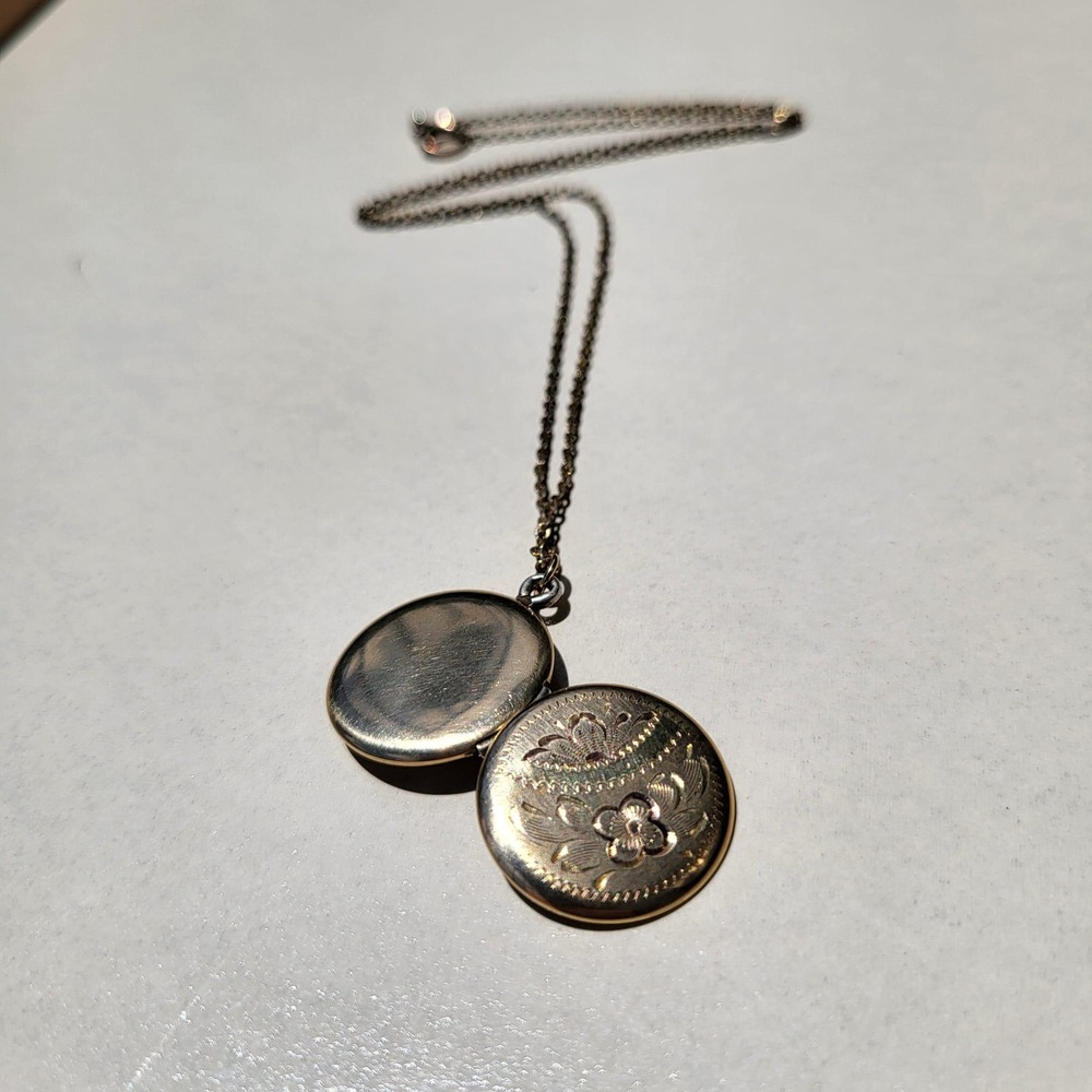 12K Gold Filled Round Floral Etched Locket Necklace Vintage Keepsake - Picture 4 of 11